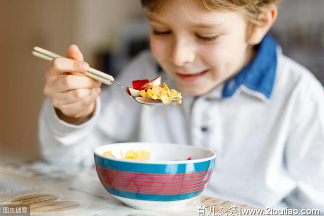 学龄前儿童的饮食均衡非常重要，父母应该合理安排孩子的饮食