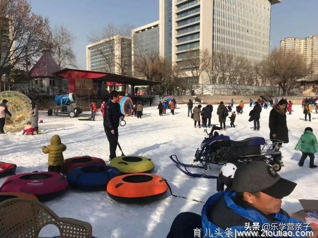 15000㎡超大场地，两条雪上滑道，多种娱雪活动，大人小孩都能玩