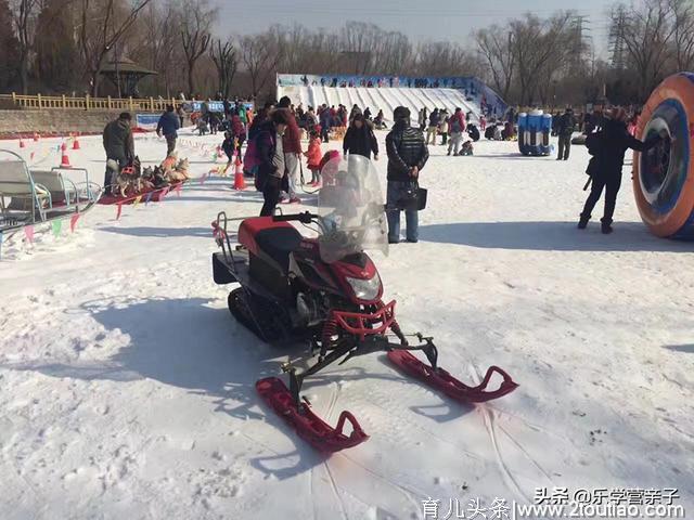 15000㎡超大场地，两条雪上滑道，多种娱雪活动，大人小孩都能玩