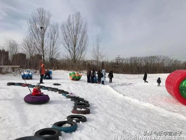 15000㎡超大场地，两条雪上滑道，多种娱雪活动，大人小孩都能玩