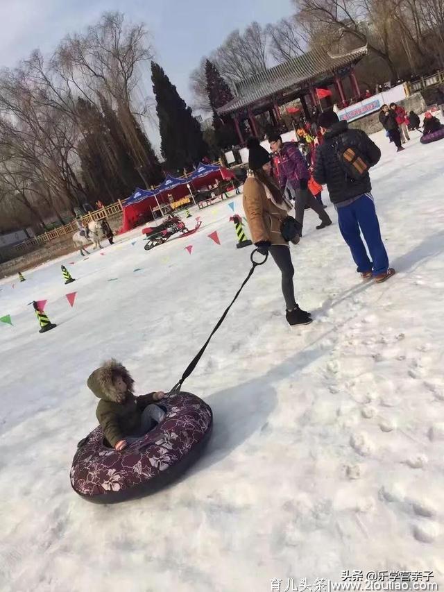 15000㎡超大场地，两条雪上滑道，多种娱雪活动，大人小孩都能玩