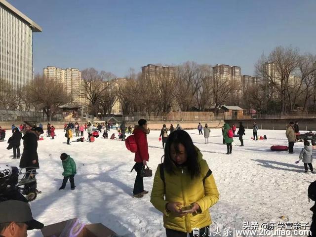 15000㎡超大场地，两条雪上滑道，多种娱雪活动，大人小孩都能玩