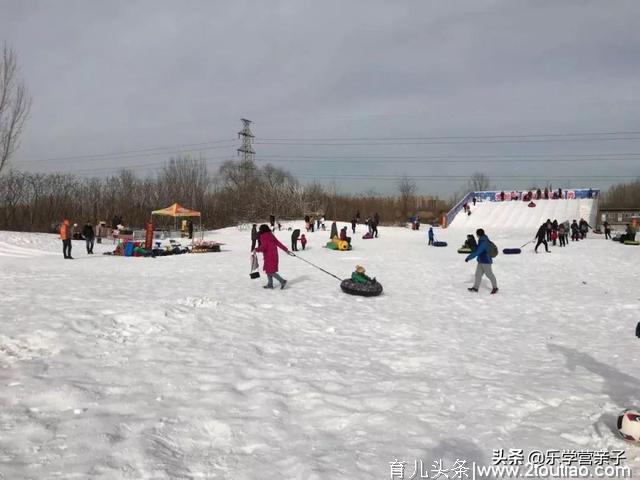 15000㎡超大场地，两条雪上滑道，多种娱雪活动，大人小孩都能玩