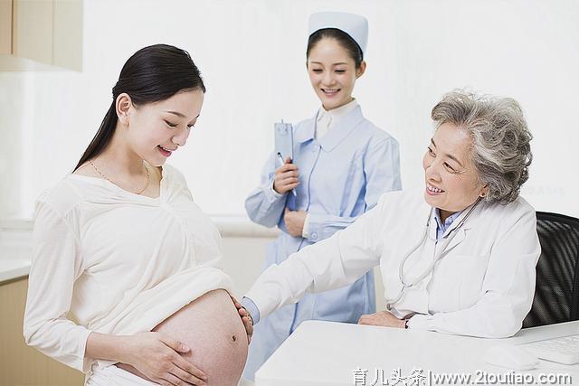 做B超看到胎宝宝在“吐泡泡”，医生：瞎乐什么？孩子得打掉