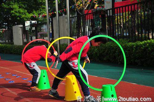 幼儿园孩子体能旺盛尝试循环性体育游戏活动