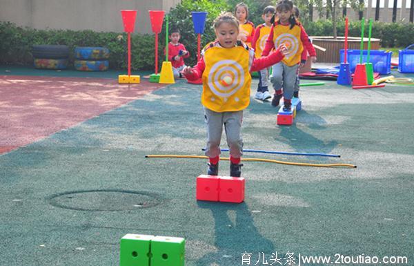 幼儿园孩子体能旺盛尝试循环性体育游戏活动