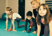让瑜伽变得有趣：向学龄前儿童教授拜日式