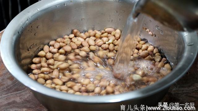 大厨教你做“挂霜花生”：花生外面是怎么裹白糖的，其实太简单了