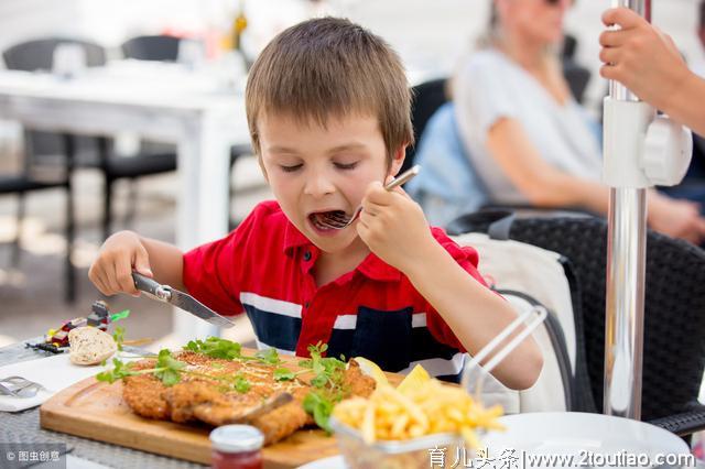 如何让孩子吃的更健康？孩子爱吃垃圾食品怎么办？