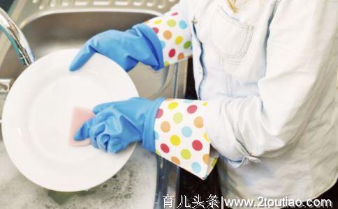 28岁女孩，生完孩子服下敌敌畏！得知原因母亲大哭：不该远嫁他乡