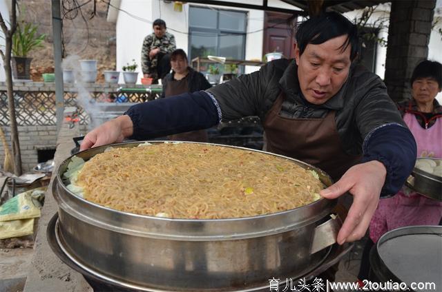 河南大叔用粉条做焖子，一天只做两锅，蘸汁最好吃