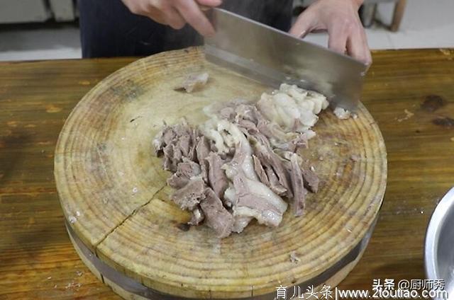 为什么饭店做的羊肉那么好吃？看看厨师长的方法，酸辣开胃又不膻