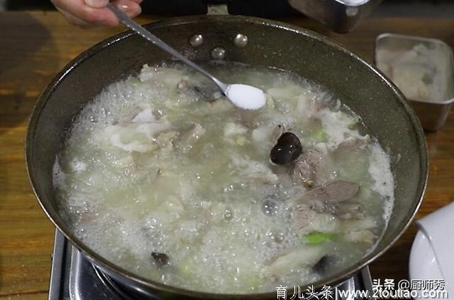 为什么饭店做的羊肉那么好吃？看看厨师长的方法，酸辣开胃又不膻