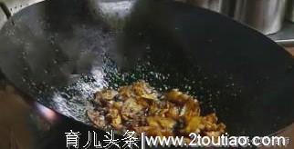 厨师长教你回锅肉的正宗做法，做法简单，讲解详细，新手一看就会