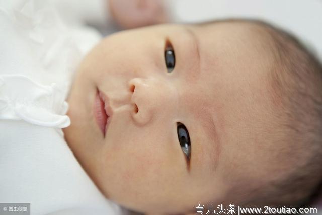 母乳喂养婴儿有三个表现，就意味着吃饱了，接着喂会超量，有影响