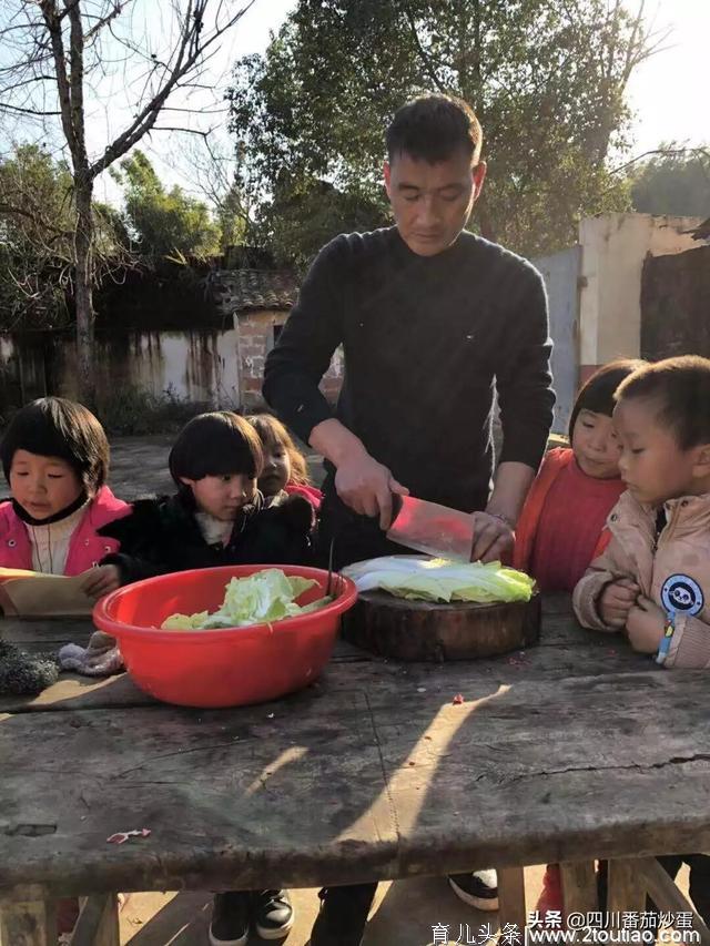 这个“会做饭”的小学校长火了！谢谢您给了孩子健康和温暖