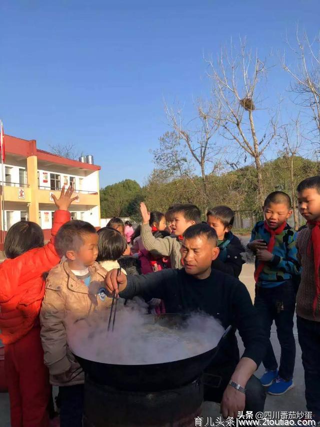 这个“会做饭”的小学校长火了！谢谢您给了孩子健康和温暖