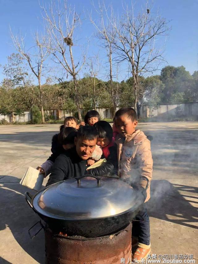 这个“会做饭”的小学校长火了！谢谢您给了孩子健康和温暖