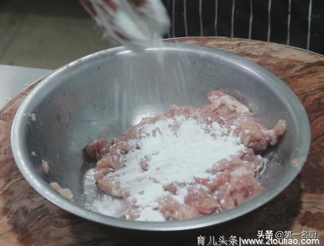 大厨分享“水煮肉片”的经典做法，图文清晰详细，特别适合在家做