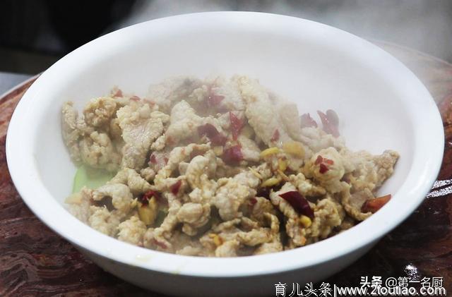 大厨分享“水煮肉片”的经典做法，图文清晰详细，特别适合在家做