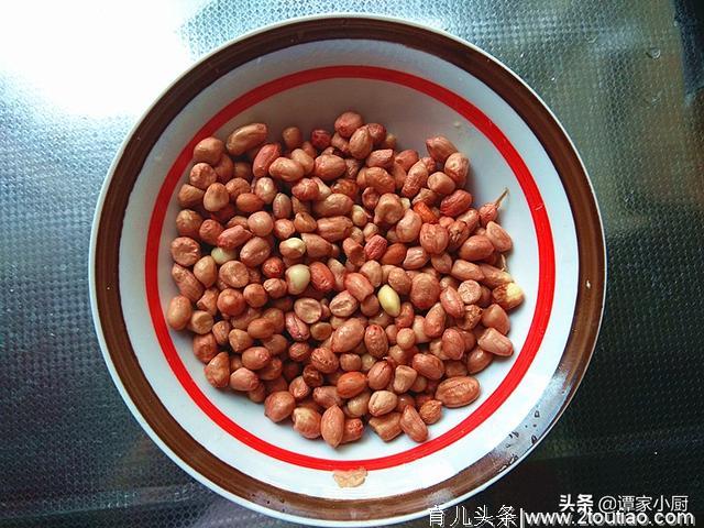 1个鸡蛋250克花生，做法简单，既能给孩子当零食又能给老公下酒！