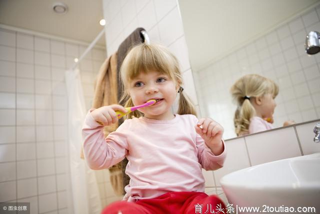 幼儿时期，父母可以这样使孩子愿意配合刷牙，学习自己刷牙习惯