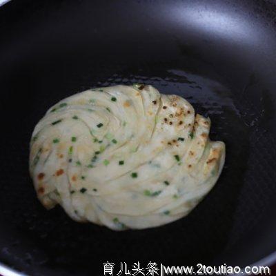 这样的起酥葱油饼，保准你味蕾爆炸！