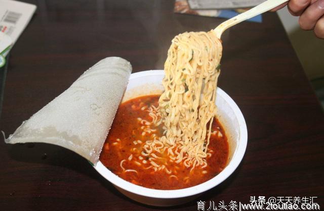 别再让方便面“背锅”了，这才是垃圾食品，我也喜欢它，在控制