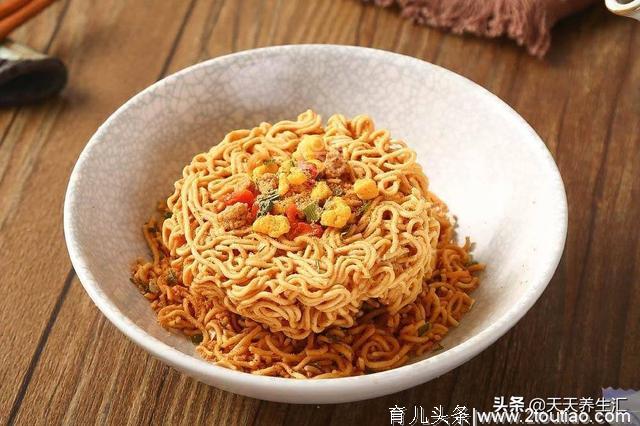 别再让方便面“背锅”了，这才是垃圾食品，我也喜欢它，在控制