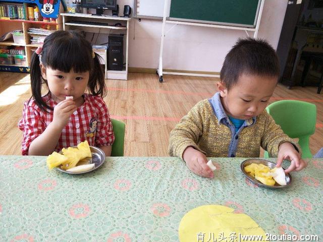 给宝宝吃水果，家长不要有这几种习惯，对孩子健康没好处