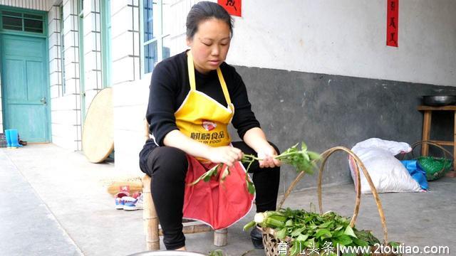 女人意外怀孕后留下孩子，等到分娩时，医生取出的东西气坏丈夫