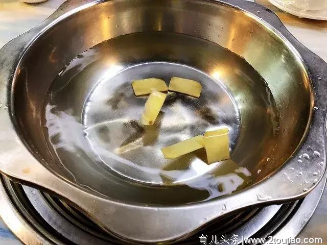 以纯矿泉水为锅底的鱼火锅，是广东人对九宫格的报复