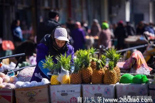 菠萝到底买带皮的还是去皮的？水果小贩直言：多赚你一倍的钱