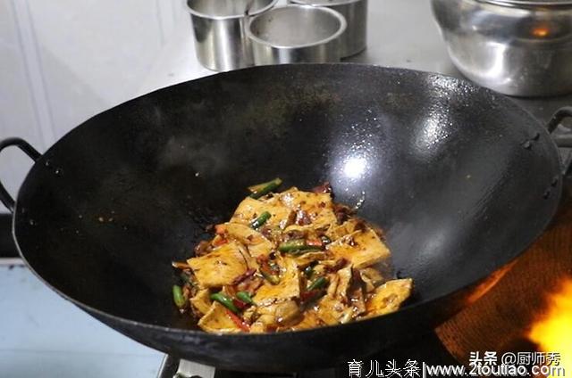 跟大厨学做干锅千叶豆腐，多一个步骤，鲜辣开胃，吃着超过瘾