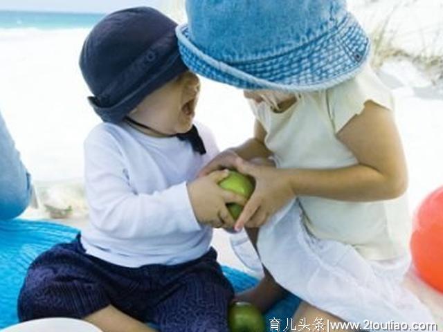 幼儿园老师夸宝宝“乐于助人”，宝妈看了很心酸，学会拒绝很重要