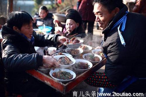 饭桌上最让人厌恶的3种行为，一看就没素质，你最讨厌哪一种？