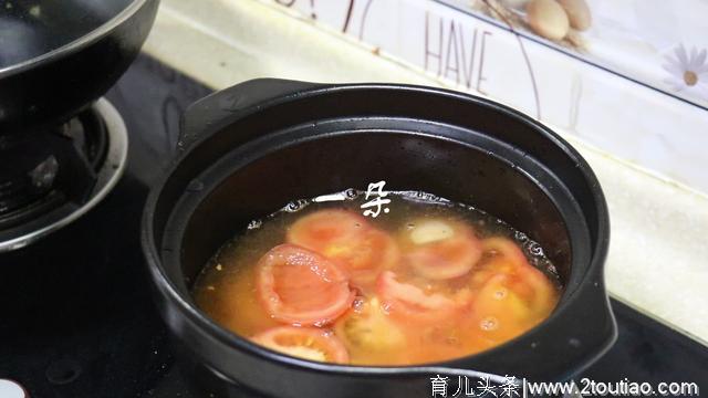 西红柿菌菇豆腐汤，喝一口又鲜又开胃，小孩子喝还能蹭蹭长高个