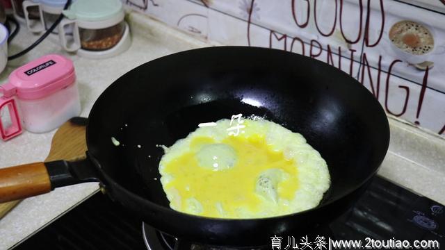 西红柿菌菇豆腐汤，喝一口又鲜又开胃，小孩子喝还能蹭蹭长高个