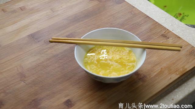 西红柿菌菇豆腐汤，喝一口又鲜又开胃，小孩子喝还能蹭蹭长高个