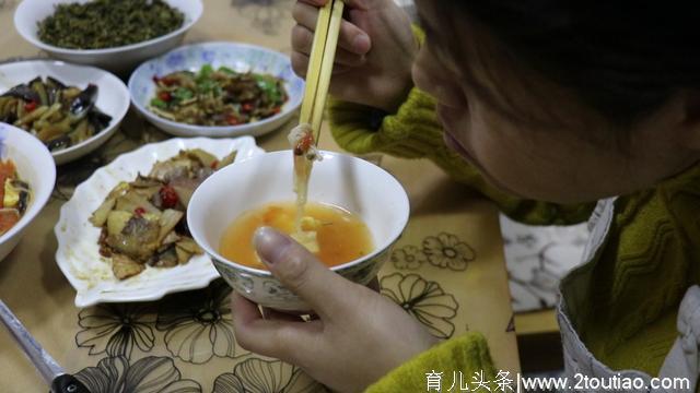 西红柿菌菇豆腐汤，喝一口又鲜又开胃，小孩子喝还能蹭蹭长高个