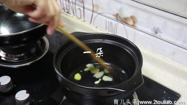 西红柿菌菇豆腐汤，喝一口又鲜又开胃，小孩子喝还能蹭蹭长高个