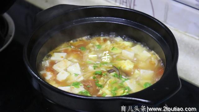 西红柿菌菇豆腐汤，喝一口又鲜又开胃，小孩子喝还能蹭蹭长高个