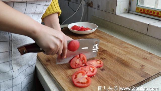 西红柿菌菇豆腐汤，喝一口又鲜又开胃，小孩子喝还能蹭蹭长高个