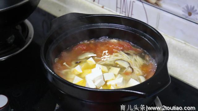 西红柿菌菇豆腐汤，喝一口又鲜又开胃，小孩子喝还能蹭蹭长高个