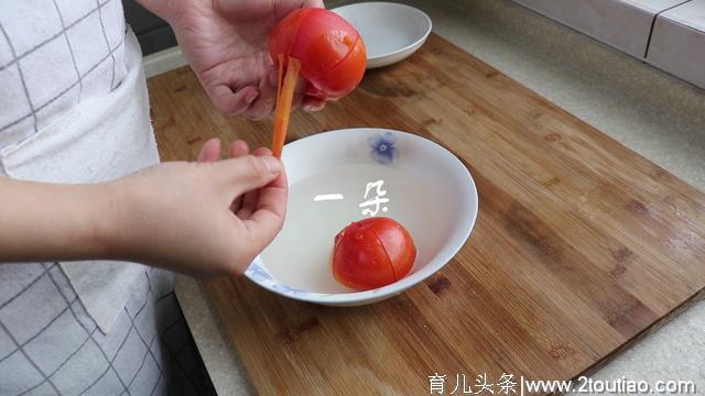 西红柿菌菇豆腐汤，喝一口又鲜又开胃，小孩子喝还能蹭蹭长高个