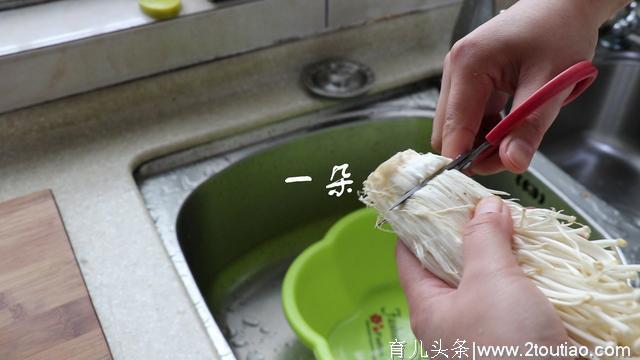 西红柿菌菇豆腐汤，喝一口又鲜又开胃，小孩子喝还能蹭蹭长高个