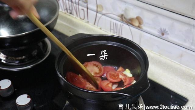 西红柿菌菇豆腐汤，喝一口又鲜又开胃，小孩子喝还能蹭蹭长高个