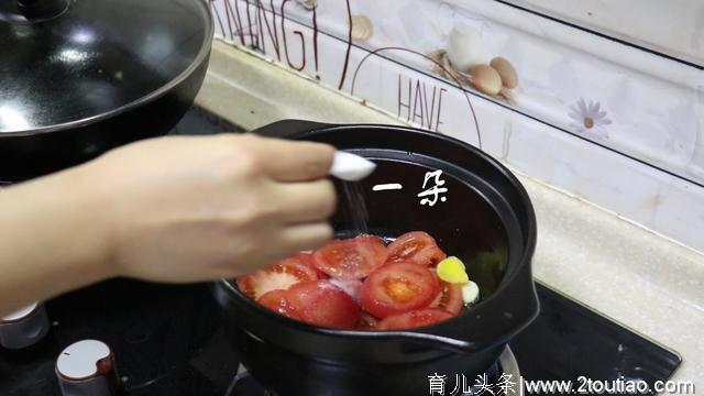 西红柿菌菇豆腐汤，喝一口又鲜又开胃，小孩子喝还能蹭蹭长高个