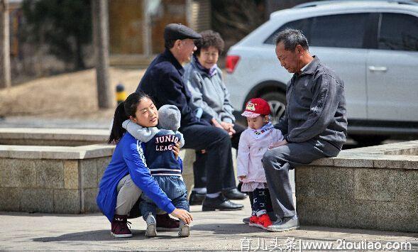 爸爸为了不让儿子乱跑，想出了这一招，网友直呼：绝对是亲爹