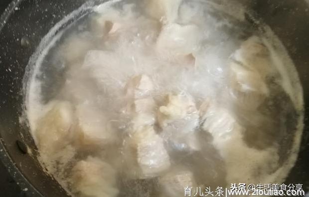 红烧肉该用：冰糖上色，还是白糖？记住这一点，否则发苦还油腻